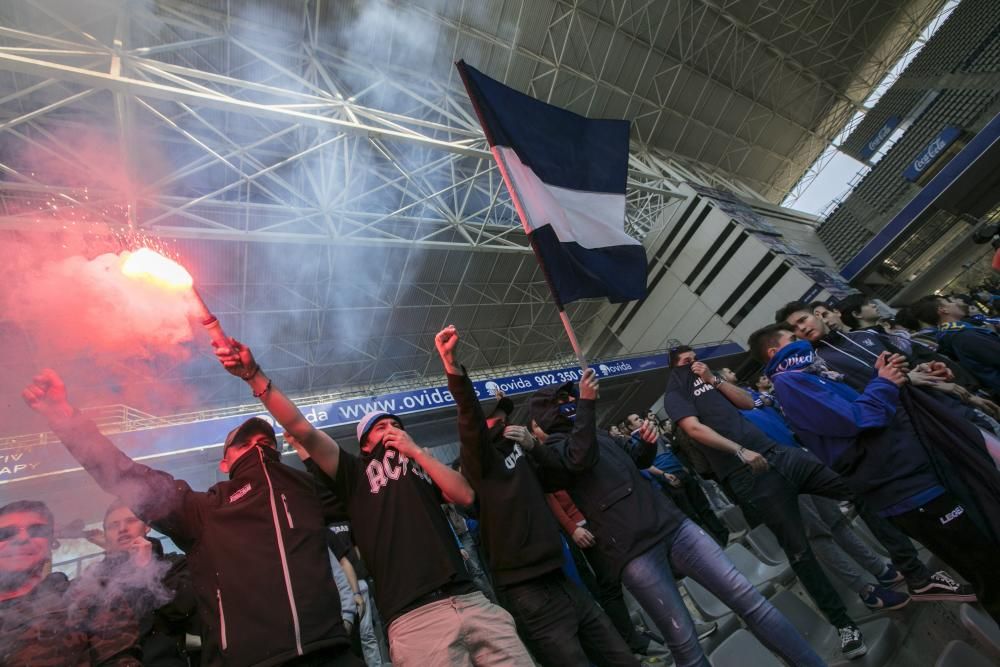 Los oviedistas apoyana a su equipo antes del derbi