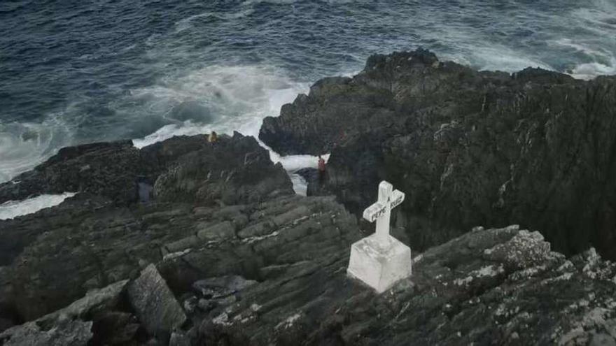 Otra imagen del vídeo en las escarpadas rocas de la Costa da Vela, donde se levanta una cruz. // Nissan