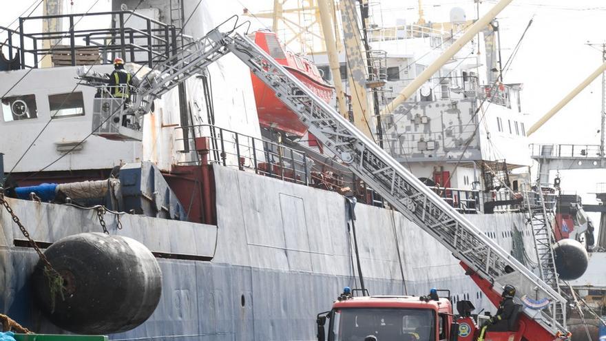 Extinguido el incendio en un barco en el puerto de La Luz con tres fallecidos