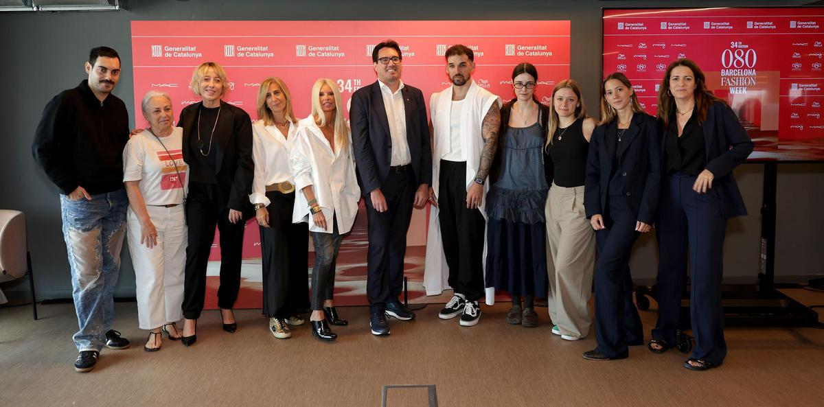 El secretario d’Empresa i Competitivitat, Jaume Baró (6º por la izq.) y la jefa de moda de CCAM y project manager de 080 Barcelona Fashion (3ª por la izq.), junto con diseñadoras, diseñadores y marcas participantes. El secretario d’Empresa i Competitivitat, Jaume Baró (6º por la izq.) y la jefa de moda de CCAM y project manager de 080 Barcelona Fashion (3ª por la izq.), junto con diseñadoras, diseñadores y marcas participantes.