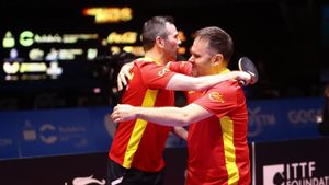 Álvaro Morales y Jordi Morales, participante en CAR Speakers, se abrazan en el Campeonato Mundial de Tenis de Mesa Adaptado que tuvo lugar en Granada.