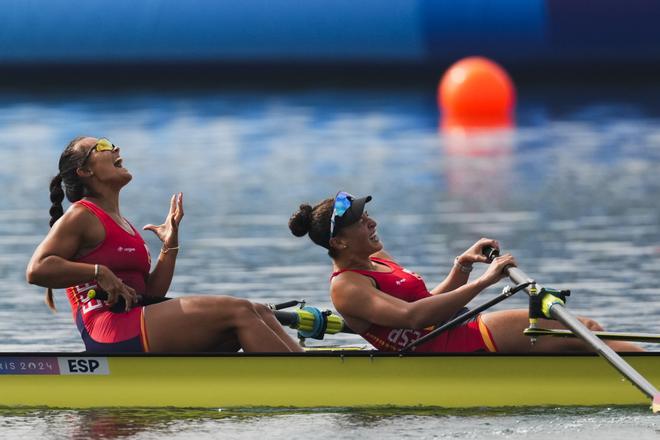 Aina Cid y Esther Briz tras competir en la prueba de remo de Dos sin timonel femenino en los Juegos Olímpicos París 2024. 