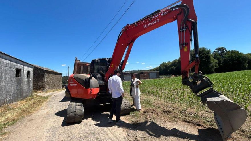 La alcaldesa supervisó el comienzo de los trabajos.