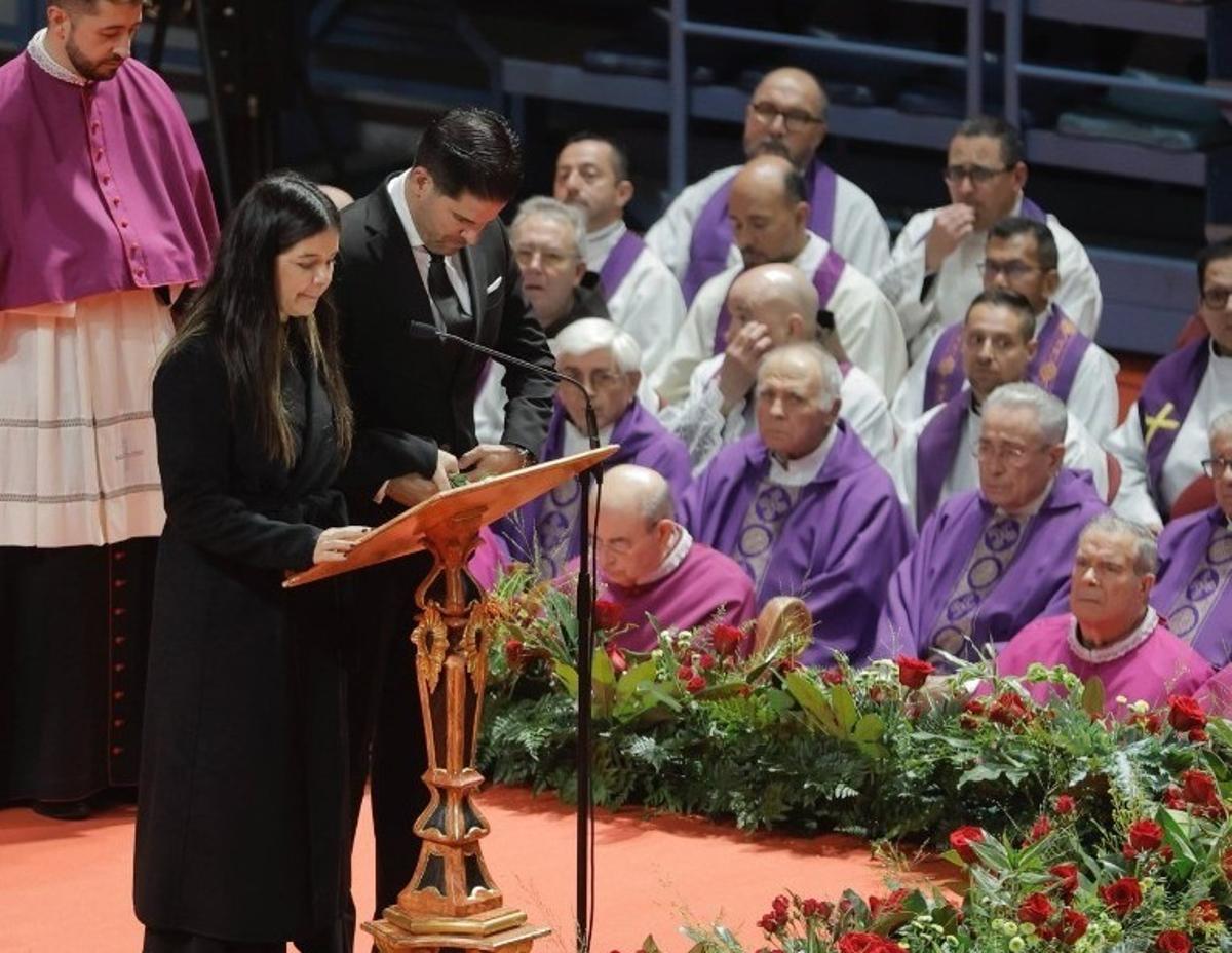 El padre Ángel Escapa, a la derecha de la imagen durante el funeral en Huelva