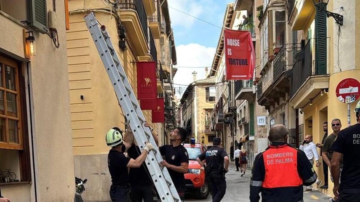 Intervención de los bomberos para retirar los carteles contra el ruido de la asociación de vecinos de sa Llotja