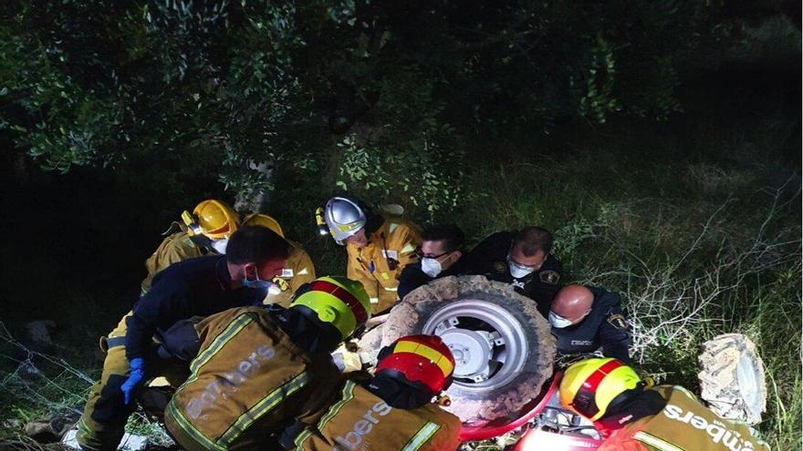 La Policía Local de San Vicente y Bomberos rescatan a una persona atrapada bajo un tractor en el Moralet