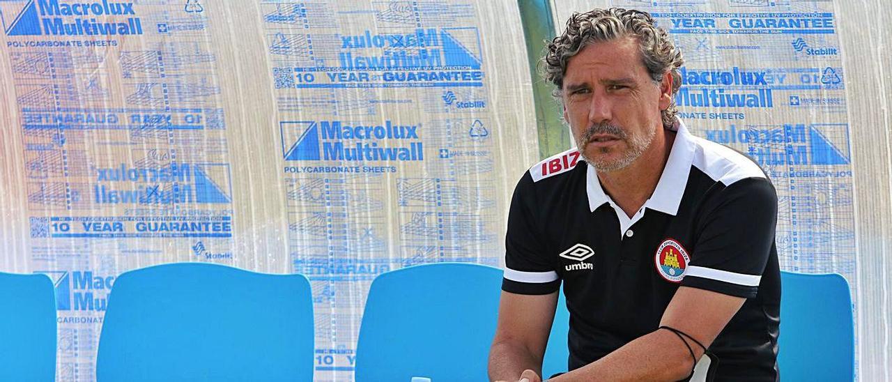 Raúl Garrido, entrenador del CD Ibiza, ayer en el banquillo de su equipo en Can Misse-3. | VICENT MARÍ