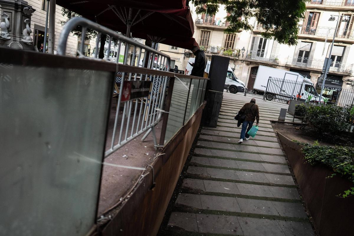 Una valla con los cristales rotos en la plaza Vila de Madrid, en el barrio Gòtic de Barcelona.