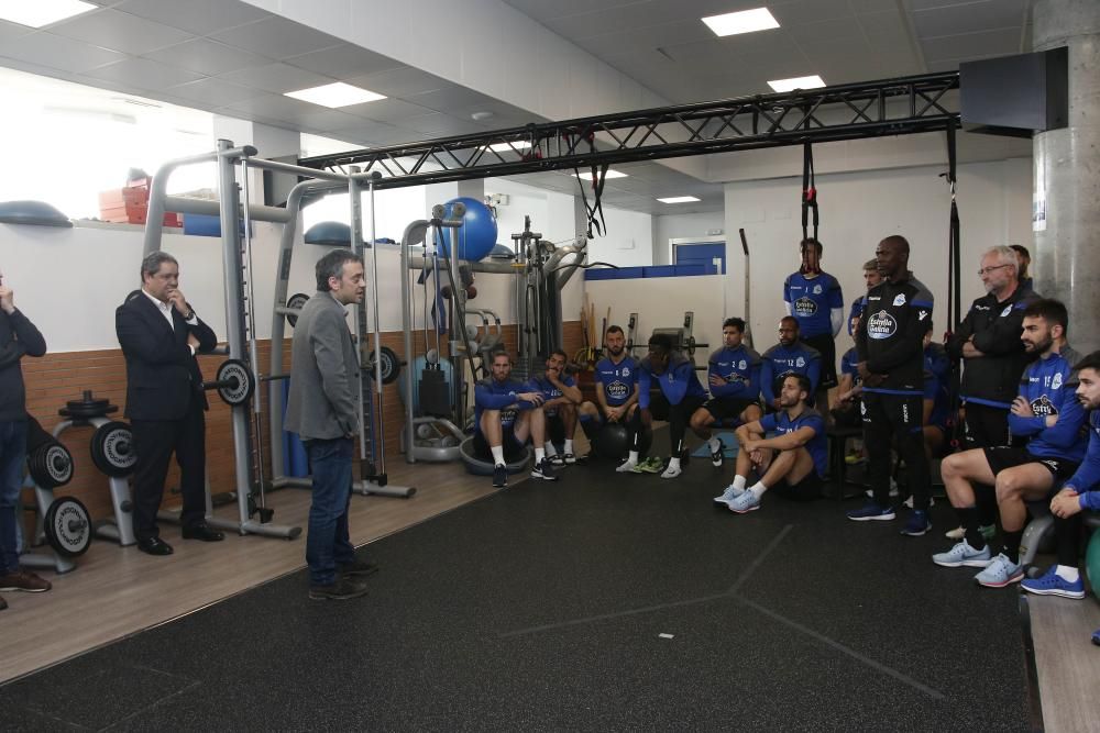 El presidente del Deportivo, Tino Fernández, acompañóal alcalde en su reunión con el equipo.