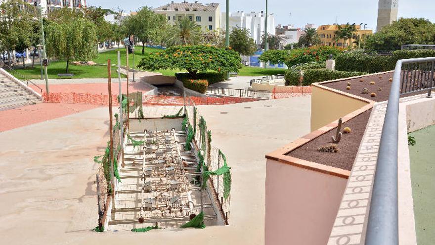 El auditorio del parque, vallado, y una de las fuentes que no funcionan.