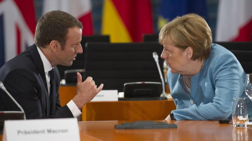 Merkel charla con Macron.