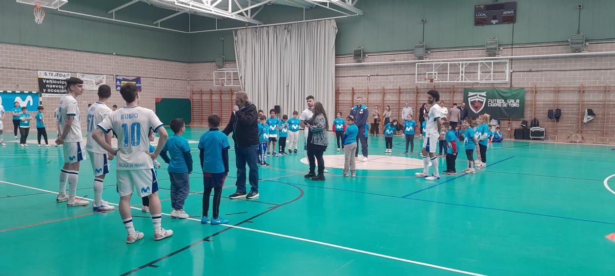 Escolares de Toro disfrutan de una mañana de fútbol sala con los Mega Cracks del Inter Movistar