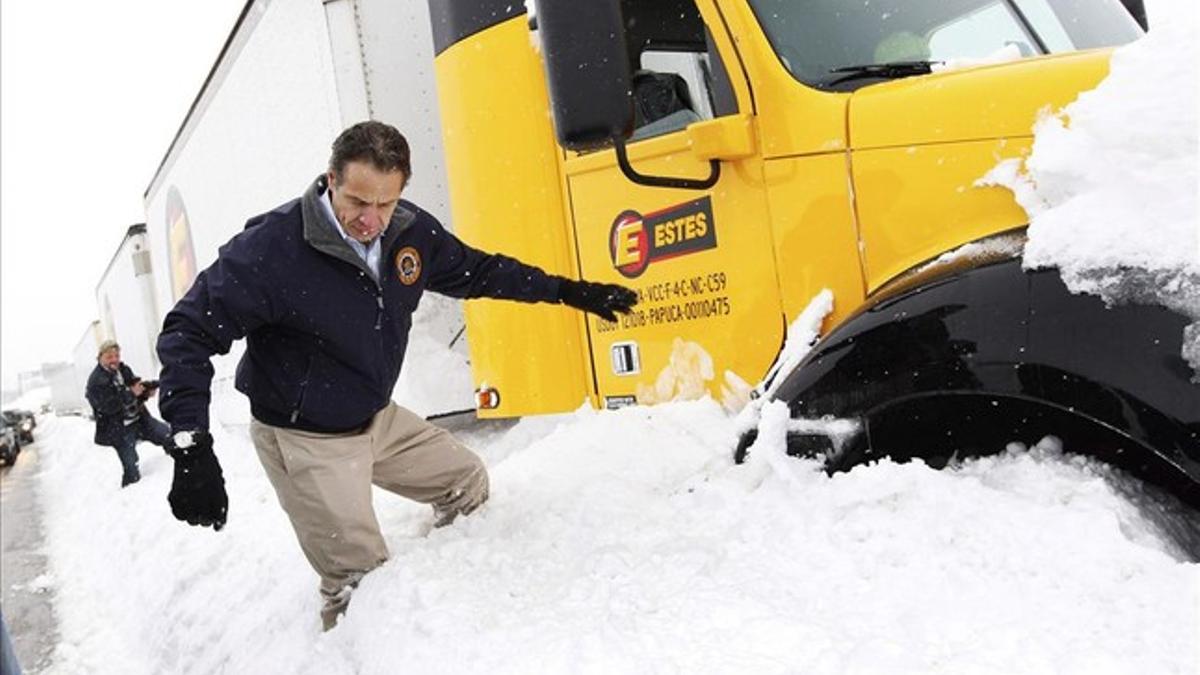 El gobernador de Nueva York, Andrew Cuomo, inspecciona un camión atrapado por la nieve.