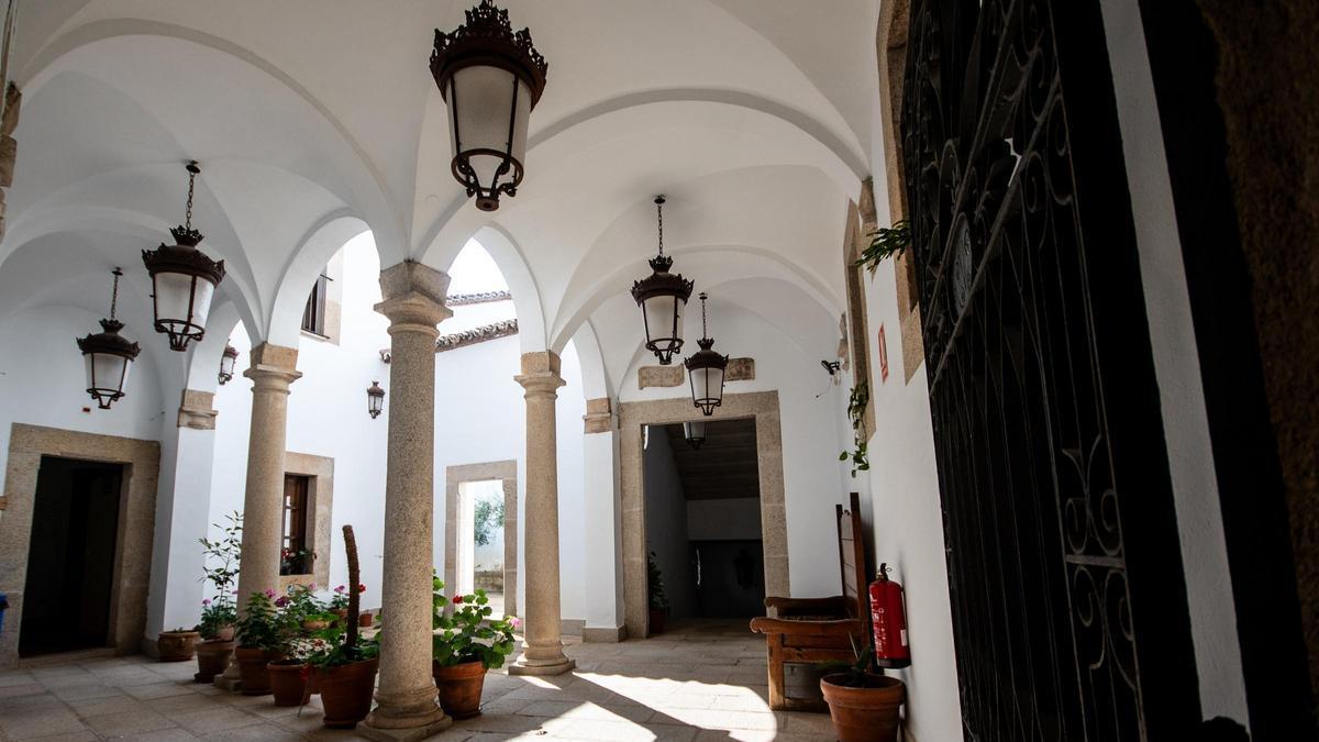 Fotogalería | Entre columnas, piedra y memoria: un recorrido por el palacio de la Duquesa de Valencia de Cáceres