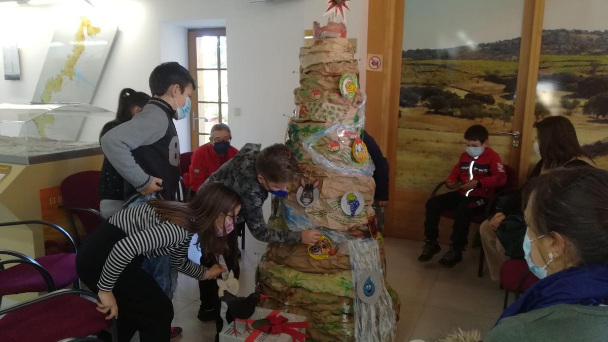 Los escolares junto al árbol navideño