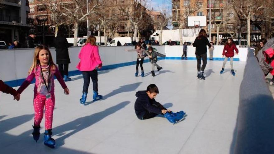 Infants patinant a la plaça del Camp