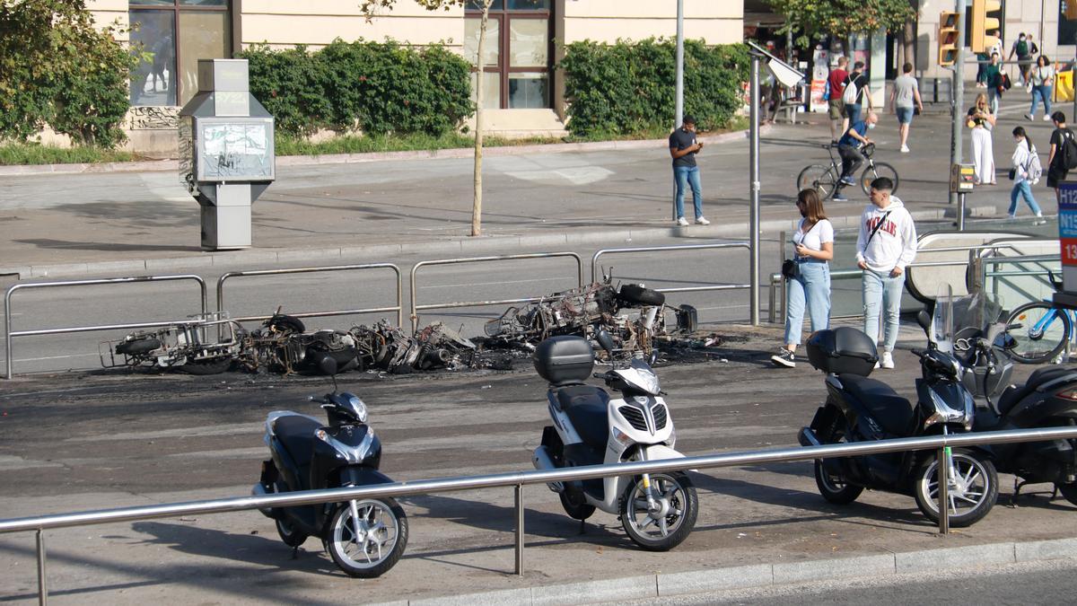 Diverses motos cremades a la plaça d&#039;Espanya arran dels aldarulls pel macrobotellot