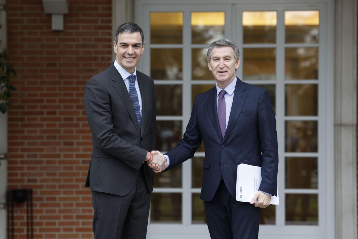 El presidente del Gobierno, Pedro Sánchez (i), recibe este jueves al líder del PP, Alberto Núñez Feijóo (d), en el Palacio de la Moncloa para abordar la seguridad en Europa y el gasto en defensa en la que es su primera reunión a solas desde 2023