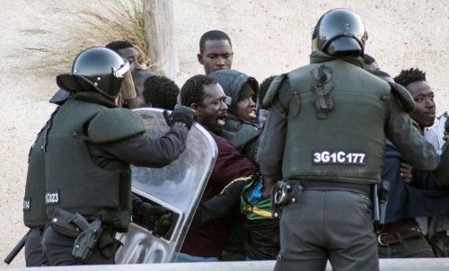 Una veintena de inmigrantes cruza la frontera de Melilla