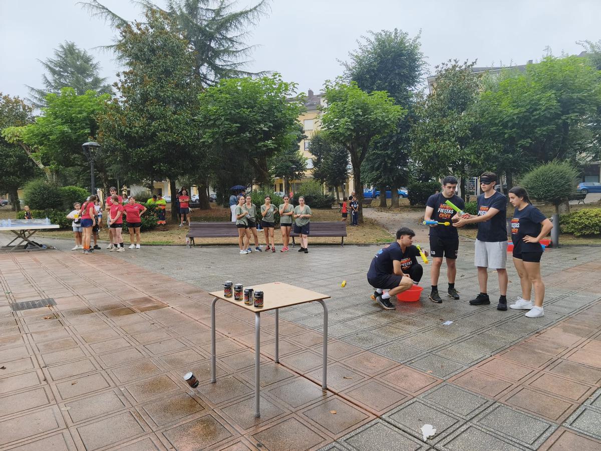 El Grand Prix de Lugo de Llanera, sana piquilla entre las seis peñas participantes: "Venimos a pasarlo bien"