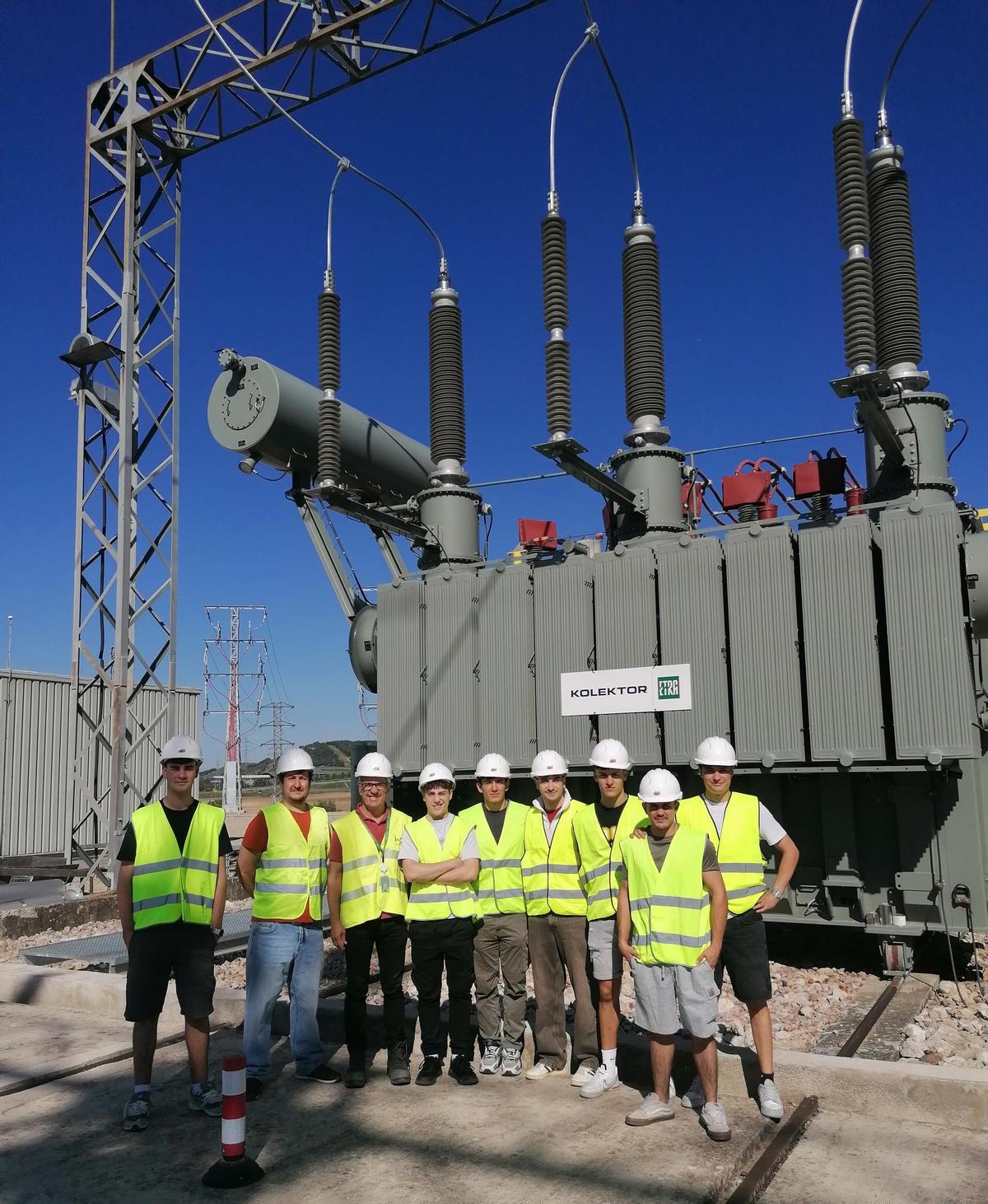Alumnos de Simón de Colonia en subestación transformadora Villímar.
