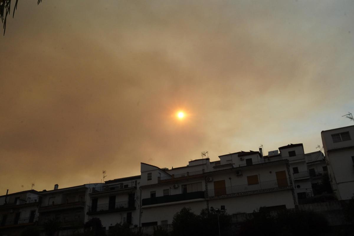 El Castillo de las Guardas (Sevilla). Vecinos desalojados por el incendio de Niebla, en Huelva.