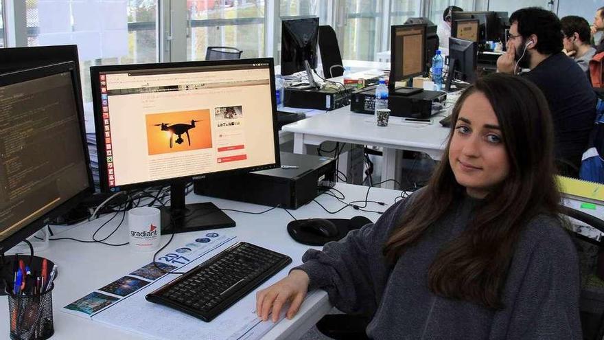 Paula Taboada, en su mesa de trabajo de Gradiant, en el campus universitario vigués.