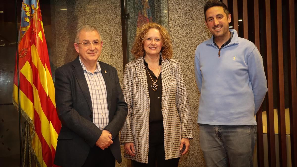 El President de Lletres Falleres junto a Folgado y el edil Aitor Sánchez