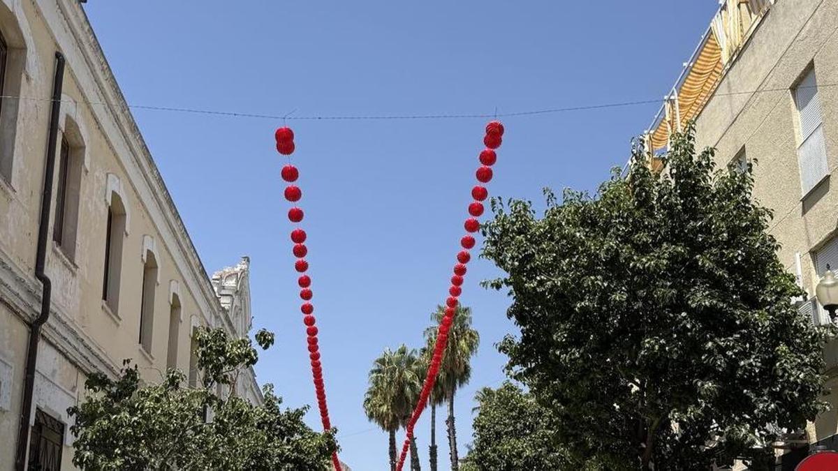 Los primeros farolillos rojos empiezan a dibujar el ambiente de feria sobre las calles del centro de Mérida.