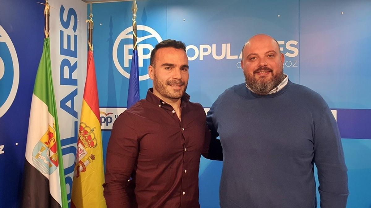 El actual alcalde de Villar del Rey, Moisés García Vadillo, junto a Manuel Naharro, presidente del PP de la provincia de Badajoz.