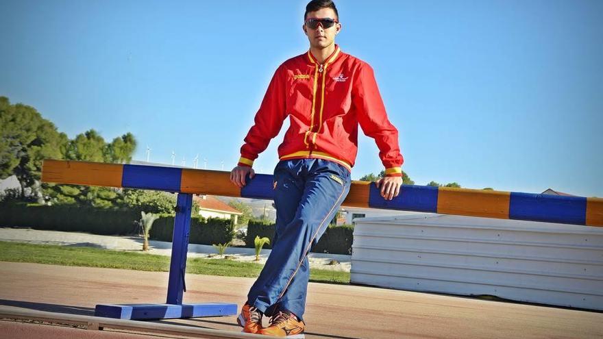 Manuel Bermúdez posa en la pista de atletismo de Cieza, que lleva el nombre de Juan Manuel Molina.