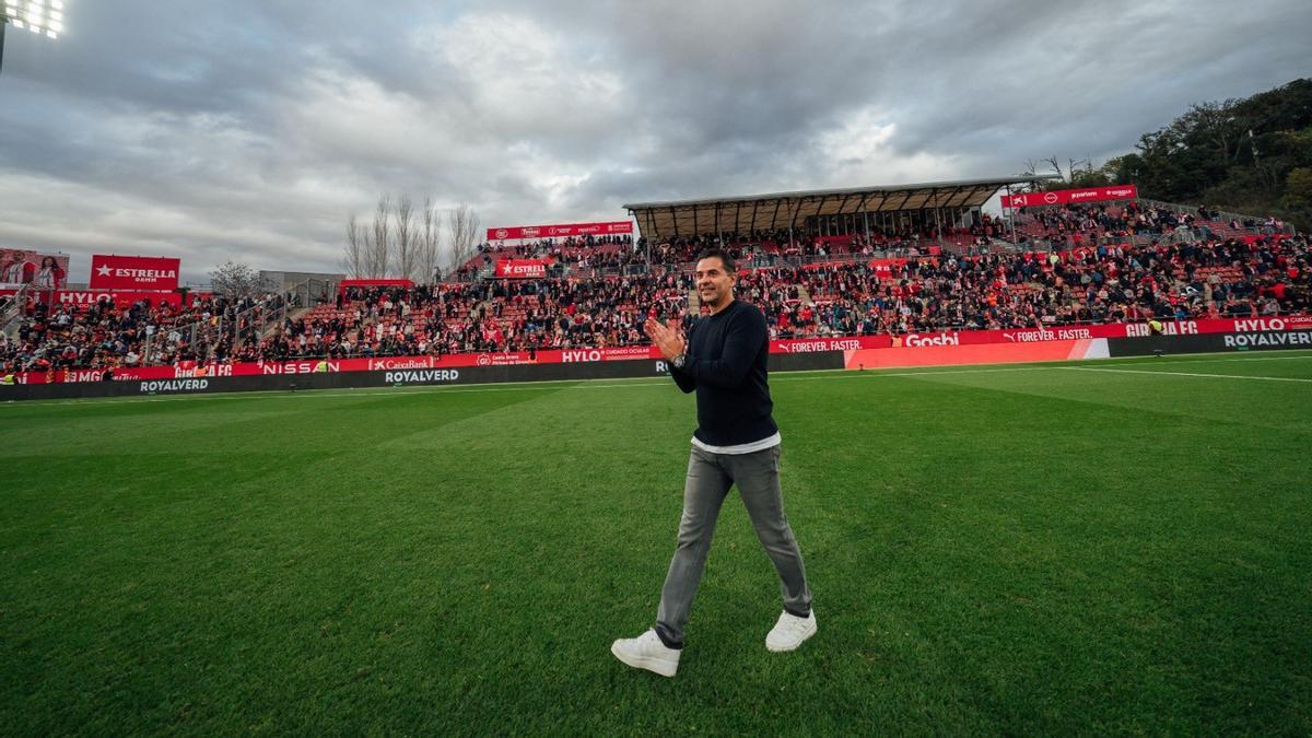 Míchel saluda a la afición de Montilivi tras el triunfo sobre el Valencia.