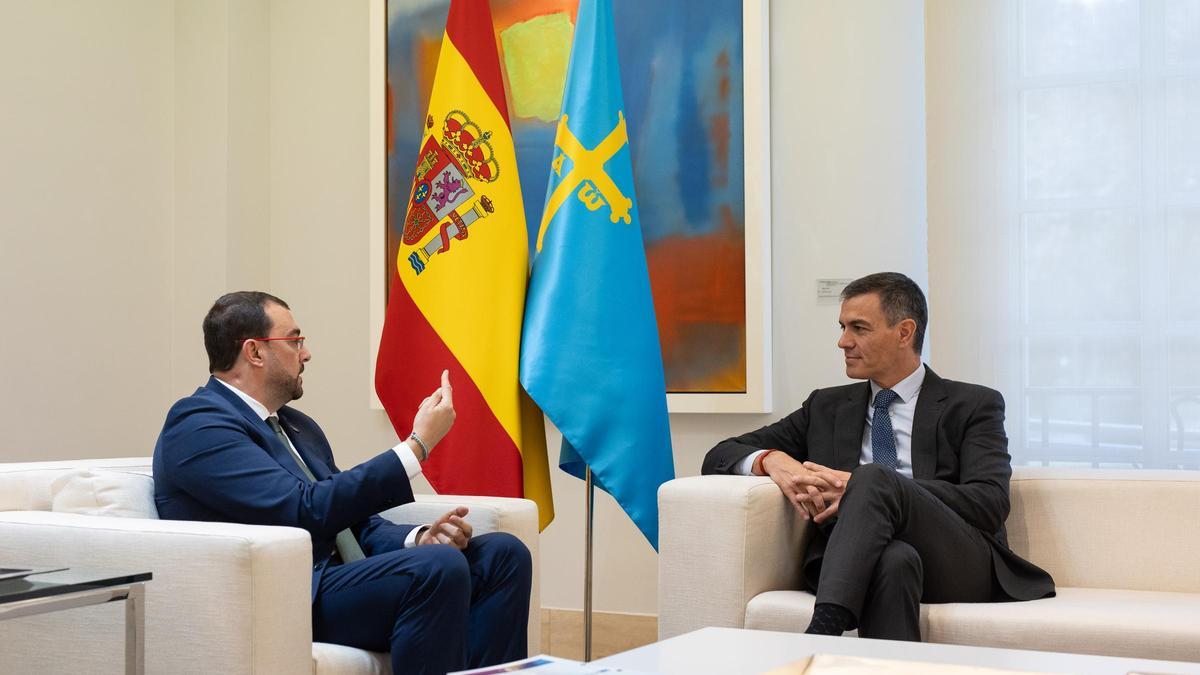 Pedro Sánchez y Adrián Barbón.
