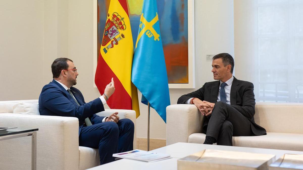 Pedro Sánchez y Adrián Barbón.