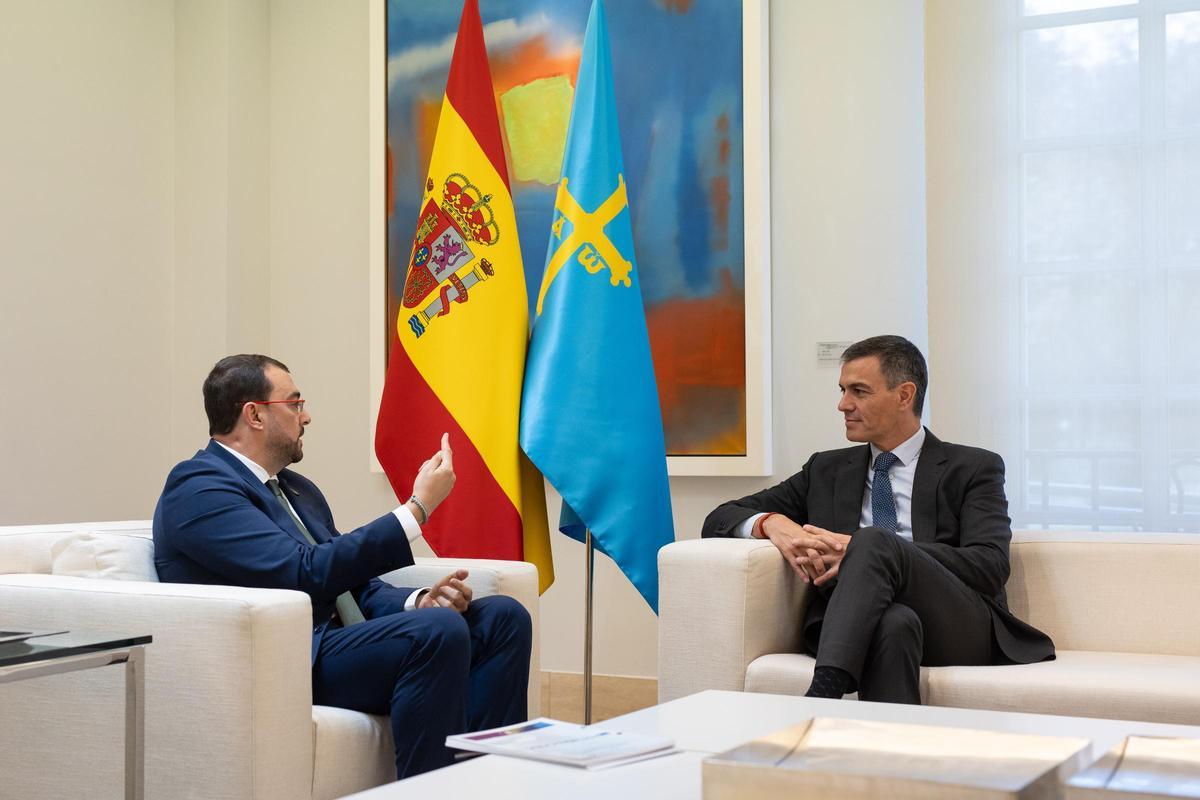 Pedro Sánchez y Adrián Barbón.