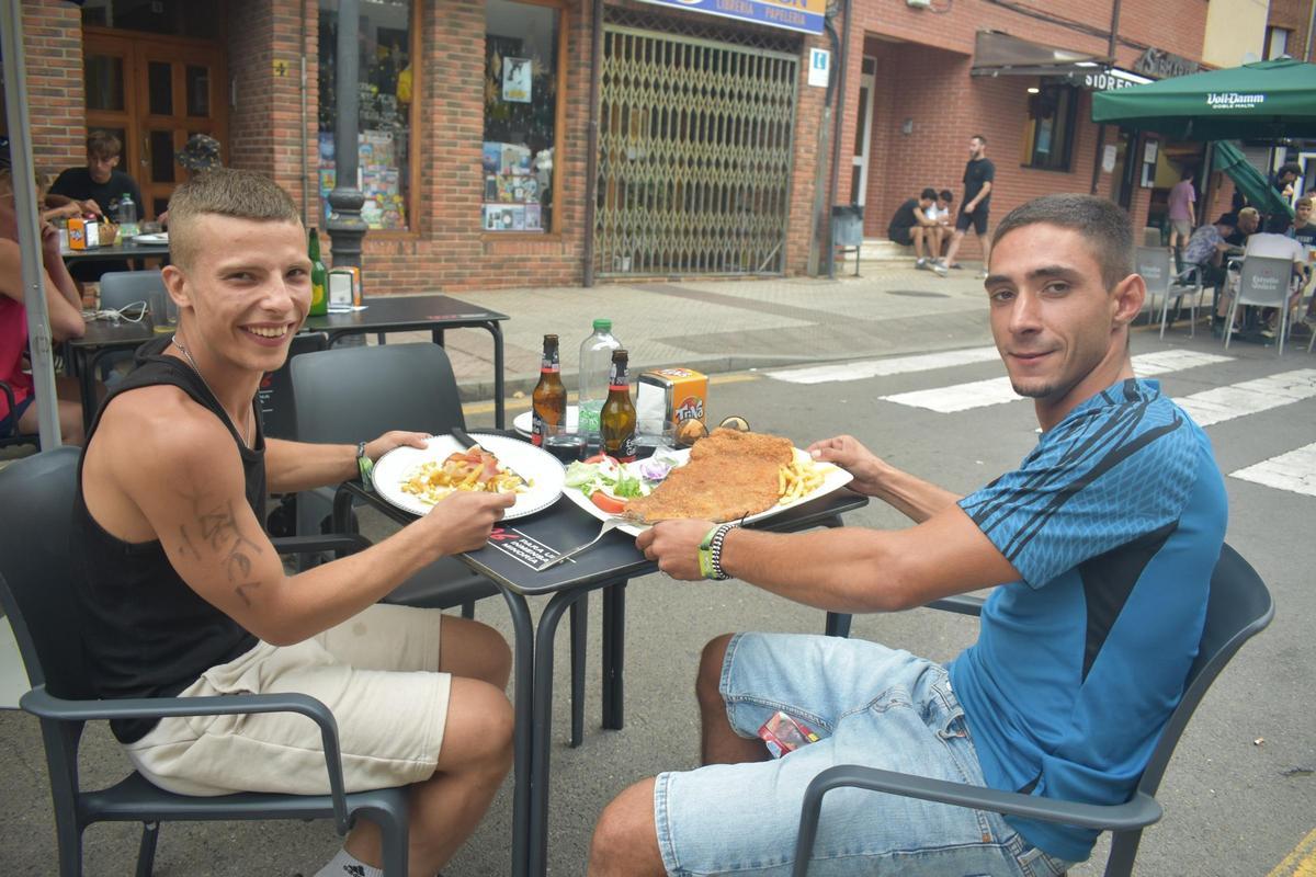 Saúl Flores y Diego Cara dan buena cuenta de un cachopo de gran tamaño en Arriondas.