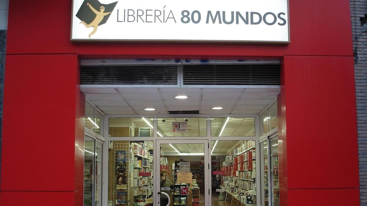 Puerta de la librería 80 mundos