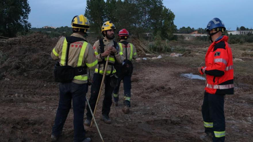 Bombers buscant els desapareguts a la zona on es va localitzar un cos