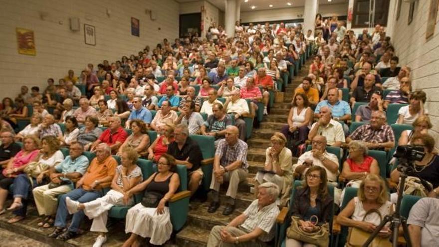 Asamblea de afectados por la compra de cuotas y preferentes de la CAM celebrada el 23 de julio de 2012 en Alicante.