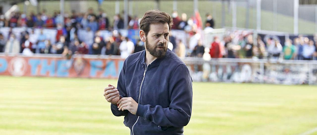 Pablo Busto, entrenador del Ceares, durante uno de los partidos de esta temporada en La Cruz. | Marcos León