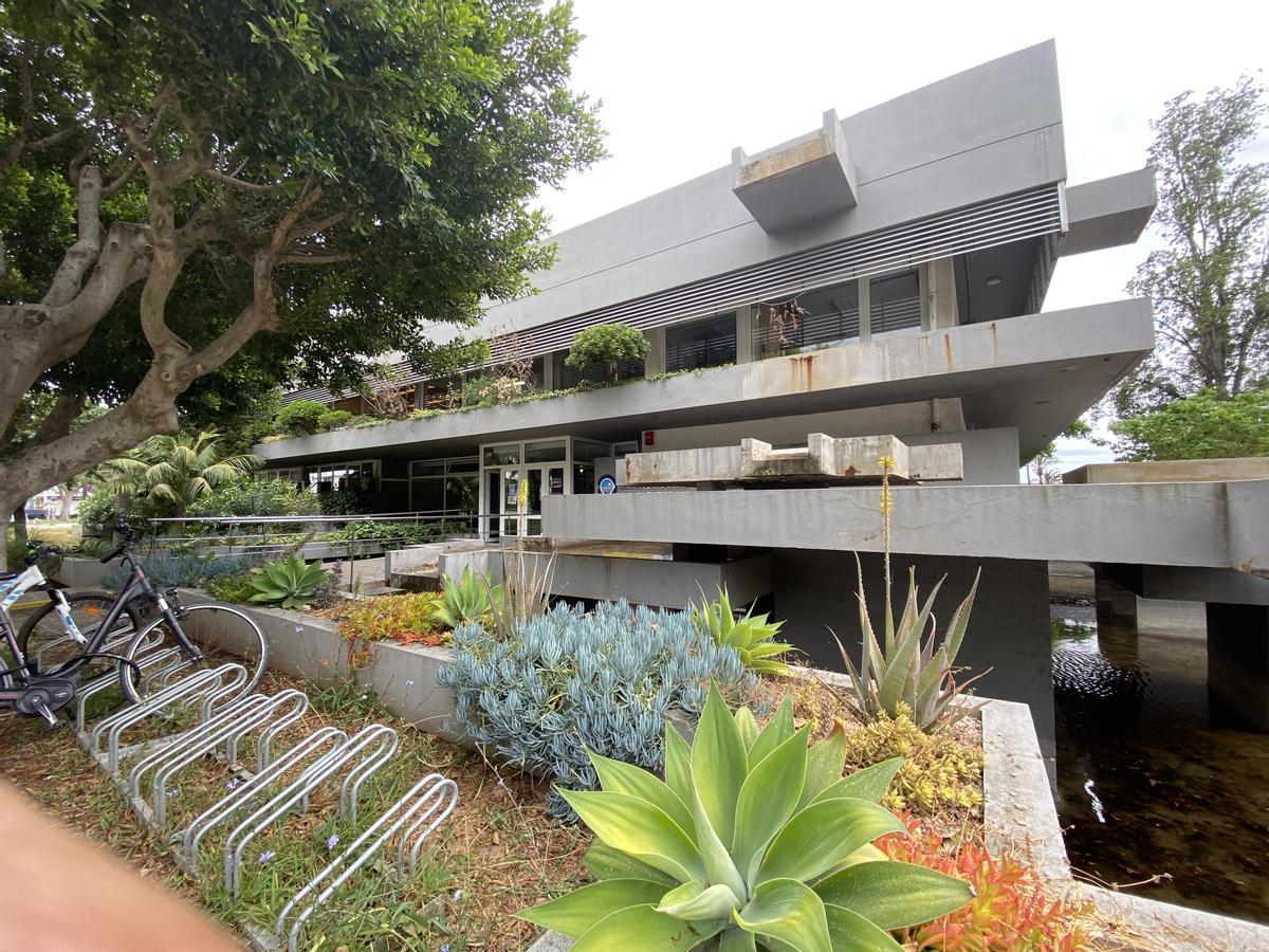 Fachada de acceso al edificio diseñado por Vicente Roig Forné en 1973