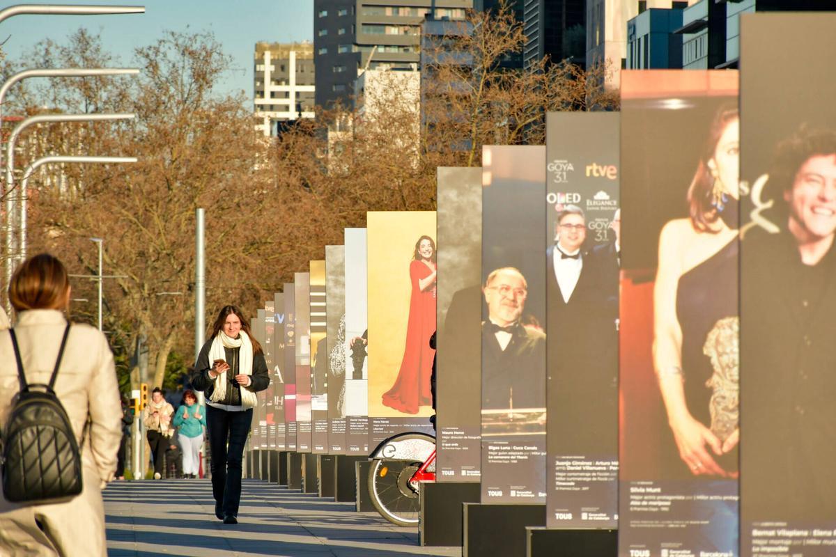 El público barcelonés se detiene ante las fotografías de la Academia para conocer la historia de los catalanes que han ganado un Goya. La muestra fotográfica que estará instalada en Glòries hasta el próximo 1 de marzo. Barcelona, 4 de febrero de 2026.