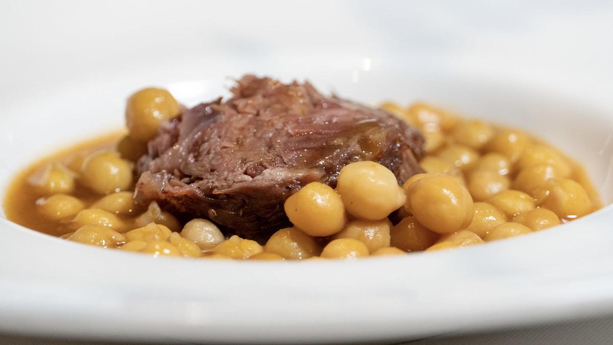 El guiso de garbanzos con manitas de cochinillo.