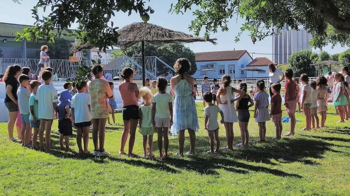 Menores en una edición anterior de los campamentos del verano, en Trujillo.