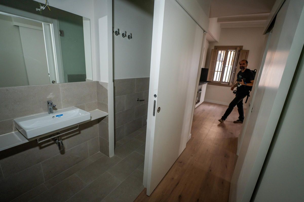 Así ha quedado una finca histórica del Raval rehabilitada como vivienda pública