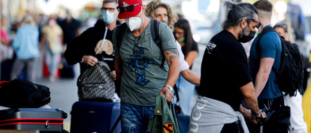 Turistas en el aeropuerto de Eivissa. | TONI ESCOBAR