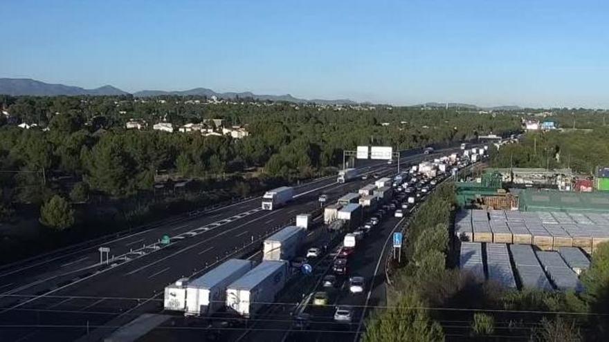 Aspecto que presenta la A-7 tras el corte de un carril a causa de un accidente de tráfico.