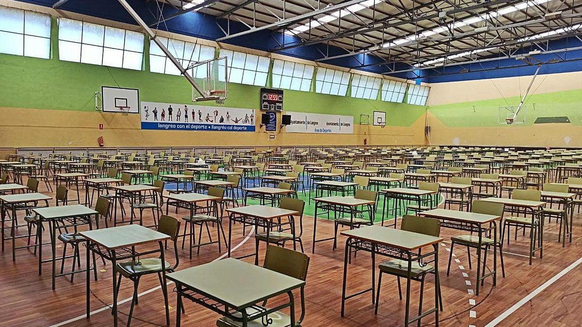 Las mesas y sillas colocadas en la primera prueba desarrollada en el polideportivo municipal de La Felguera.