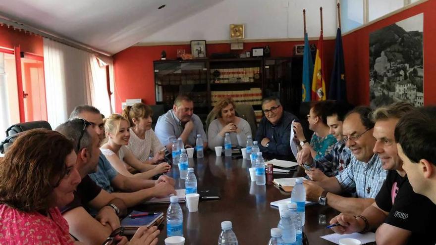 Reunión de los responsables de Izquierda Unida, ayer, en Riosa.