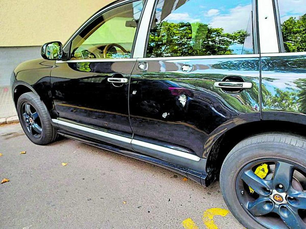Der Porsche Cayenne des Sheriffs-Mitglieds, der im Stadtteil Son Oliva auf offener Straße beschossen wurde.